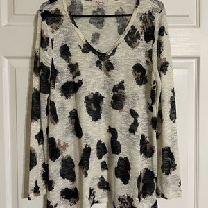 Lightweight thermal leopard print v neck top.